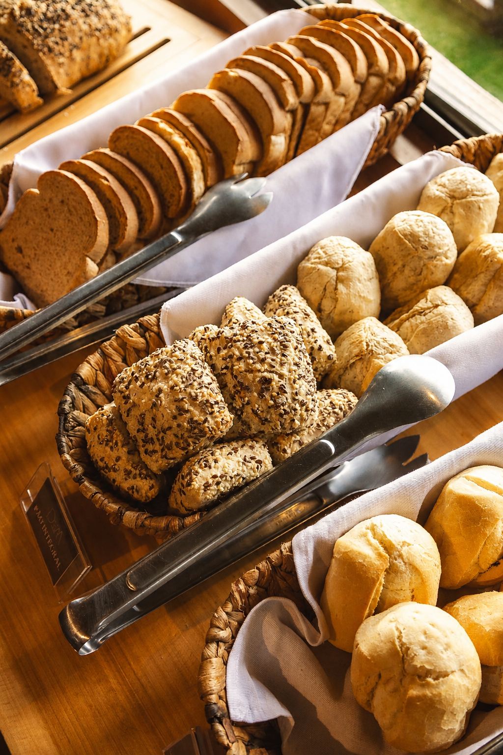 Pães e bolos artesanais do buffet de café da manhã