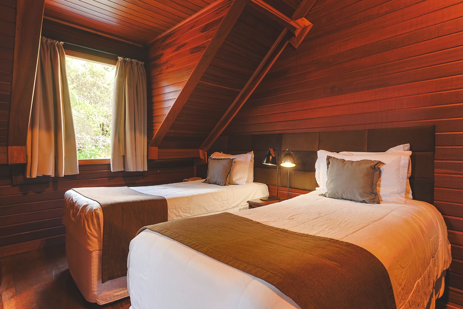 Ambientes divididos do Chalé dos Esquilos, com cama queen e camas de solteiro