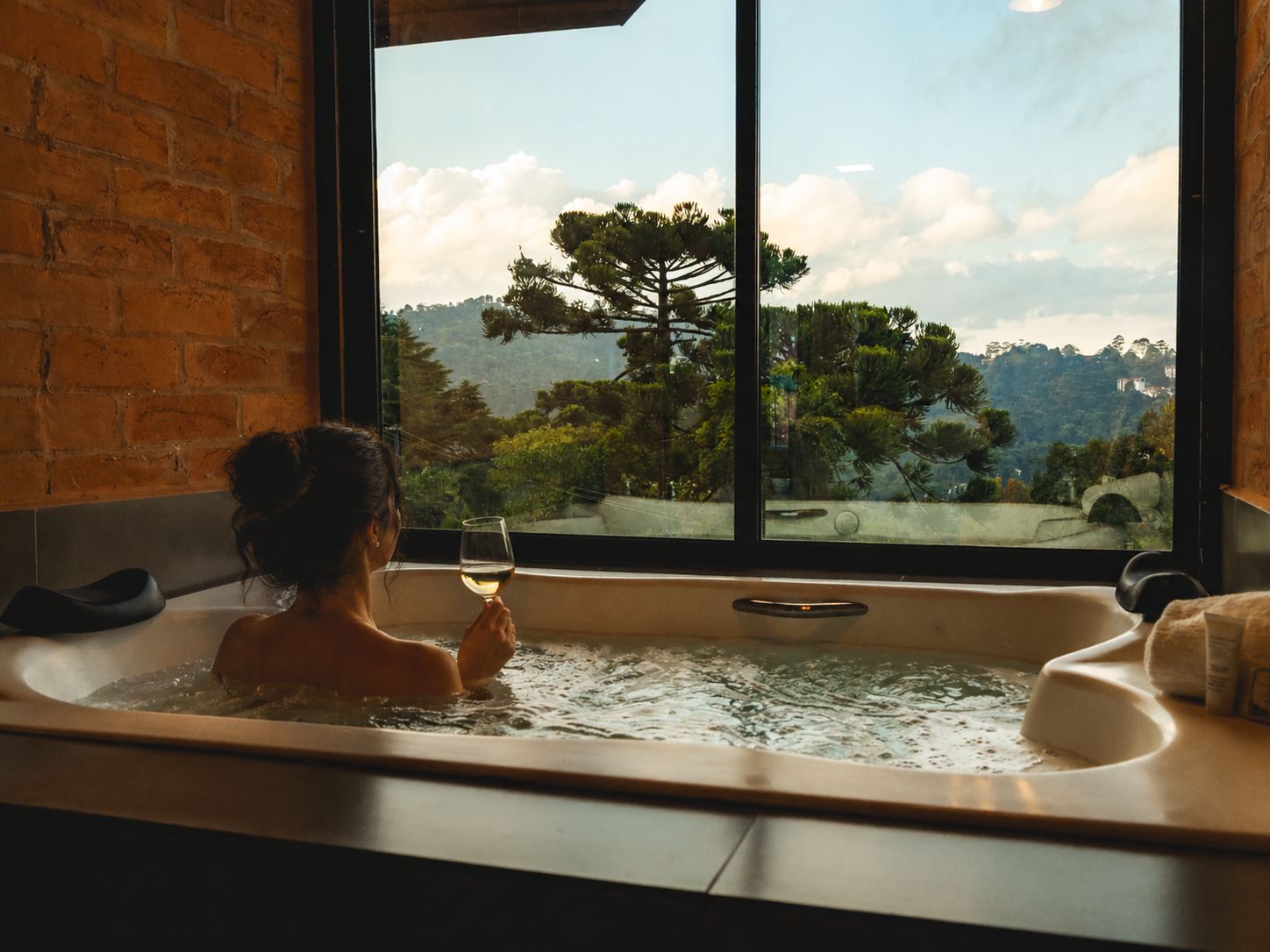 Jacuzzi coberta e aquecida com vista para a serra da Mantiqueira