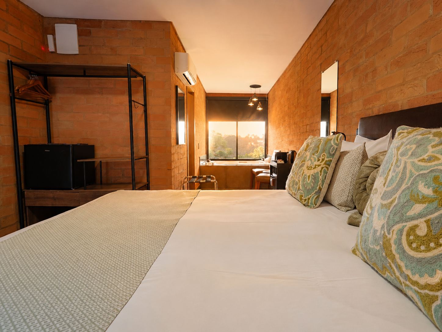 Quarto da Suíte Deluxe Hidromassagem, com a banheira ao fundo